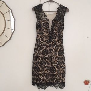 Lace dress with sheet neckline and back